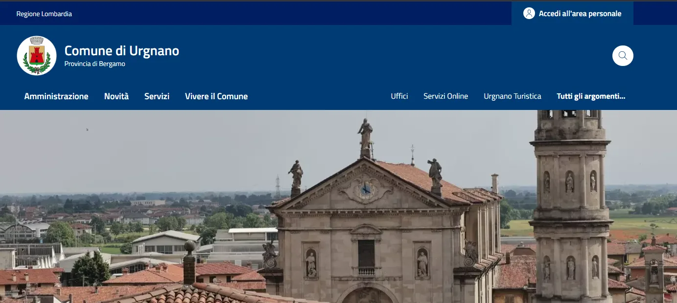 La homepage del sito del Comune di Urgnano: barra blu con lo stemma e il menu Amministrazione, Novità, Servizi, Vivere il Comune; sotto, la facciata di una chiesa e il campanile.